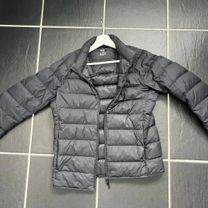 Svart dunjacka från Uniqlo Ultra Light Down - Säljer en svart, lätt och smidig dunjacka från Uniqlo Ultra Light Down. Nypris 800kr storlek XS