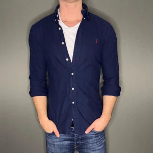 Ralph lauren skjorta - Hej säljer nu min fina Ralph lauren skjorta i storlek M. Den är i nyskick och kommer vara otroligt snygg nu i vår och framåt sommaren. Nypris cirka 1600kr! Vi kommer att sälja liknande produkter nu i vår och närmare sommar så glöm inte följa profilen!🌊🍾