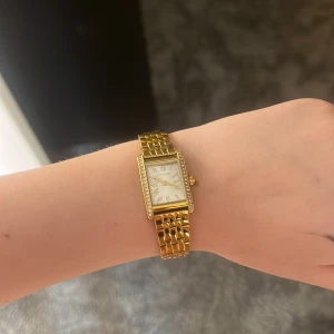 guld klocka  - Guldig klocka från ur&penn. Använd några gånger säljer pga att jag inte använt den på länge. Inga tecken på använd. det kommer med box och extra delar om man vill göra den större. man kan även åka till en ur&penn butik och få den mindre. ny pris 1000kr säljer för 800kr. tryck gärna på köp nu💕