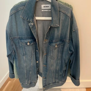 Blå jeansjacka från Weekday - En klassisk blå jeansjacka från Weekday i storlek XS. Men den är oversize! 