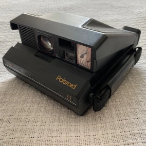 Polaroid ImagePro - Fin retro Polaroid ImagePro kamera! Perfekt för dig som gillar vintage och vill ta unika, analoga bilder. Smidig att ta med och enkel att använda – skapa minnen direkt på papper. Passar både nybörjare och samlare av klassiska kameror.