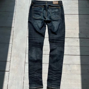 Nudie jeans - Skit feta nudie jeans med galen wash och slitningar! Storlek 29/31. Skick 8/10  Priset är ej hugget i sten!