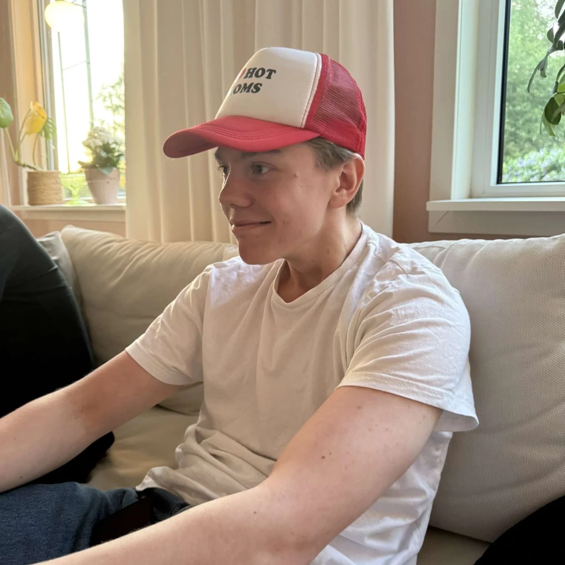 Vit och röd keps med text - 1