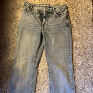 Blå mid wide jeansbyxor - Säljer ett par blå jeans med midja i midwaist-modell och wide fit. Byxorna har klassisk femficksdesign, dragkedja och knapp framtill. Perfekta för en avslappnad och trendig look. Pris går att diskutera💕