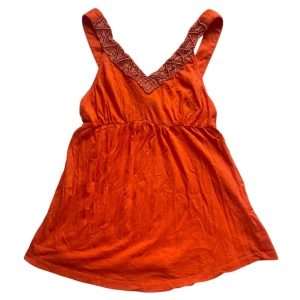 Linne från H&M - Orange v-ringat linne med broderi, orange/guldig bystdetalj 🧡Jag brukar ha strl XS-S i toppar för referens!