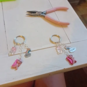 Färgglada nyckelringar med söta hängen - Säljer fyra olika nyckelringar med söta hängen som klubba, donut, gris, avokado och kakor. Varje nyckelring har flera färgglada detaljer och små berlocker. Perfekt som accessoar till väskan eller nycklarna. Säljer också trio armband och duo armband, och olika armband ni kan ge olika pris förslag och så kan vi diskutera priset i pm!💗