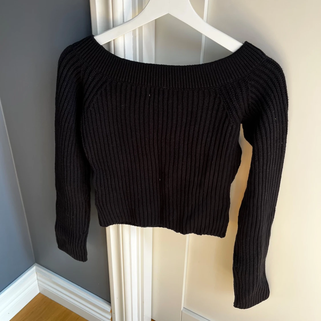 Svart ribbad stickad tröja från H&M - 1