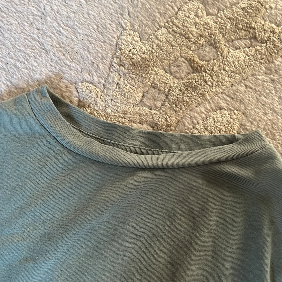 Sage green croppad långärmad topp från H&M - 2