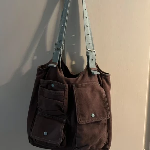 Unik väska - Cool väska med öljetter🌺 längd 28cm, brädd 30cm, axelrem justerbar 36cm som längst (mått axel till väska)