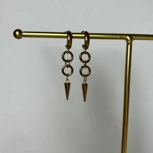 Nitörhängen guld  - Handgjorda nitörhängen i guldfärg. Material: Rostfritt stål. Fast pris satt efter materialkostnader och tillverkning. Köp gärna via köp nu. Snabb leverans 