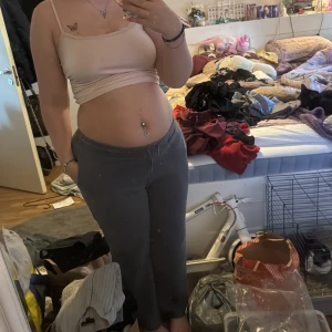 Grå mjukisbyxor från Gina Tricot - Säljer ett par grå mjukisbyxor från Gina Tricot med resår i midjan och dragsko. Byxorna har en avslappnad passform och är perfekta för en chill stil. Tillverkade i mjukt bomullsmaterial för extra komfort.