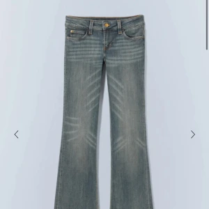 Cheap monday jeans   - Bootcut jeans med låg midja, storlek 29/32. Bra skick, lite slitna nedtill. Köpta på plick men dem passade tyvärr inte mig!