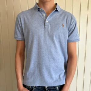 Ralph Lauren Piké - En riktigt fin Ralph Lauren Piké i mycket bra skick! Troligtvis den snyggaste färgen till sommaren? Skick 9/10. Storlek L, men passar även M. Modellen är 183 och väger ca 70 kg. Hör gärna av er vid eventuella frågor🤗