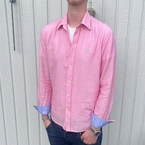 Morris Linne Skjorta - Tja! Säljer nu denna galet feta skjortan från Morris! Toppskick 9/10 inga defekter! Den är i storlek M 39/40 Fits=tts. Den är i 100% Cotton, men väldigt tunn och känns som linne, perfekt till sommaren🌟 Hör av dig vid minsta fråga eller fundering!