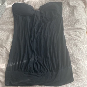 Badau top - En svart Badau top i en 2000-tals modell med ett band längst ner. Jättefint skick, passar perfekt till sommaren!!