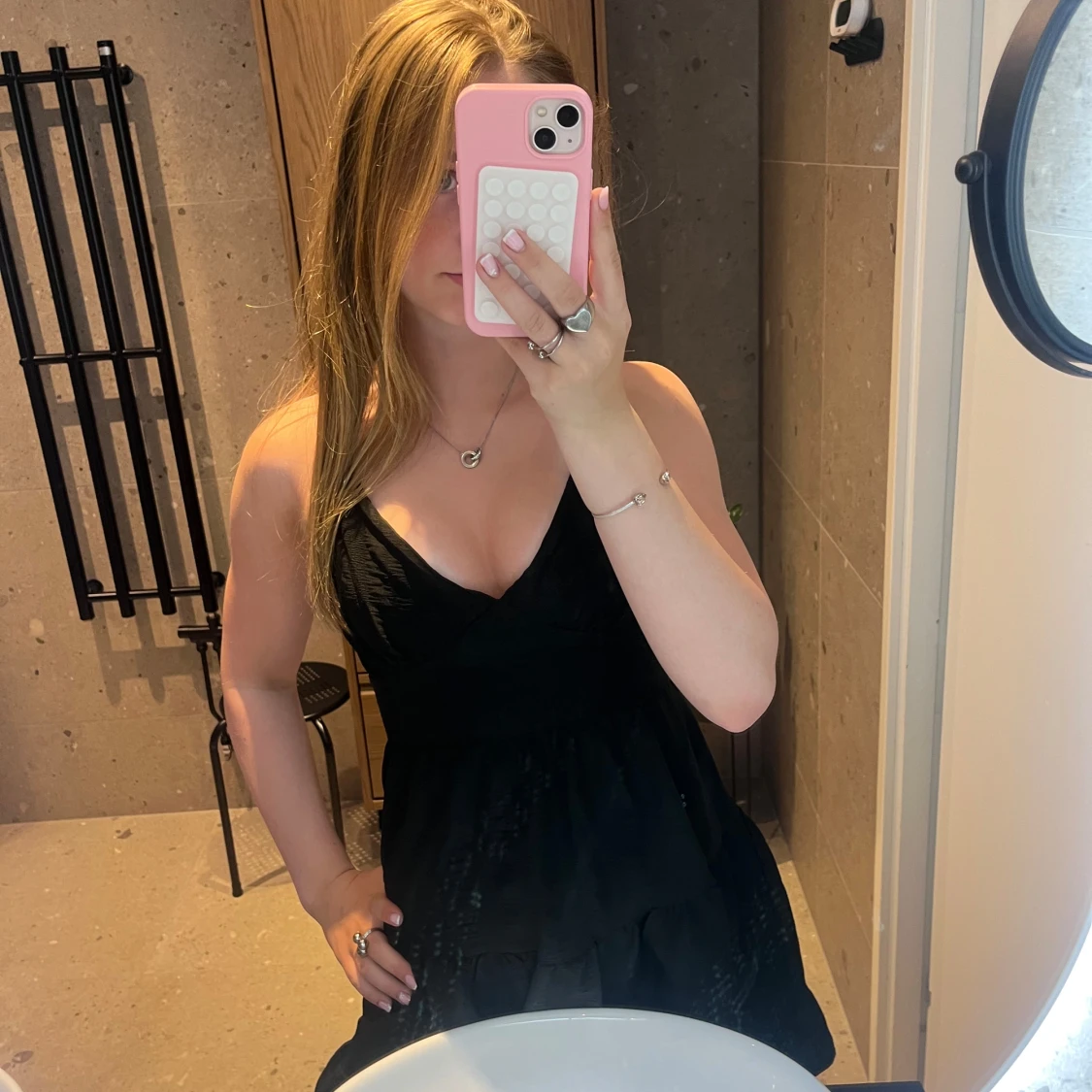 Svart klänning med v-ringning och öppen rygg - 2