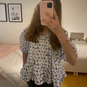 Blus - Fin blus som passar perfekt till sommaren. Det står ingen storlek i plagget men jag skulle säga att det är storlek m.💕