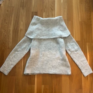 Ljusgrå stickad offshoulder tröja💕 - Superfin stickad tröja från ONLY med bred offshoulder-krage. Den är i storlek XS och har en fin ljusgrå färg. Tröjan är använd men är i ett mycket bra skick utan defekter💕