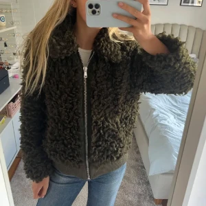 Fluffig hm jacka - Fluffig hm jacka i 34, oversized! Jag är 173cm💕