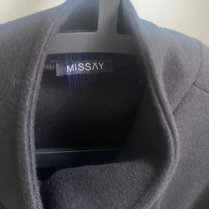 Svart kappa med bälte från Missäy - Jättefin men använder aldrig, som ny🩷
