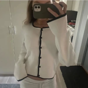 Topp/tröja från NA-KD - Topp/tröja/kofta från NA-KD. Superfin occ superskön. Passar inte mig längre, därav säljer jag den