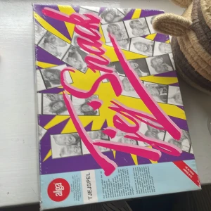 Tjejsnack - Ett spel med färgglad och ungdomlig design, riktat till tjejer. Omslaget visar svartvita porträtt och färgstarka grafiska element. Perfekt för en rolig spelkväll med vänner där samtal och skratt står i fokus.