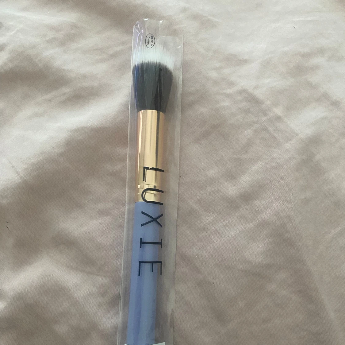 LUXIE sminkborste med blått handtag - 2