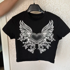 Svart T-shirt  - Svart topp med tryck💕💕