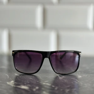 Svarta solglasögon - Säljer Snygga svarta solglasögon helt nya, dom har samma modell som ray ban:) riktigt snygga och till ett riktigt bra pris. Det är bara att skriva ifall du har frågor🫡