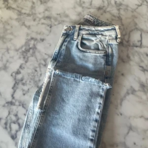 Ljusblå raka jeans - Säljer ett par klassiska ljusblå jeans med rak passform och hög midja. Använda ett fåtal gånger. 