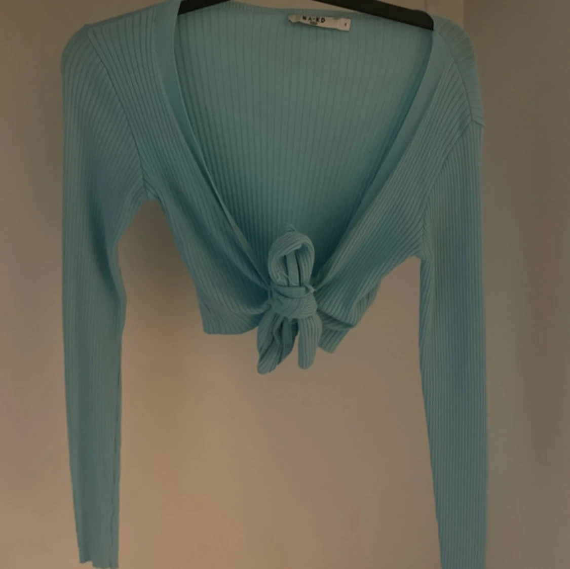 Ljusblå ribbad croppad topp med knyt