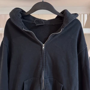 Pull & Bear Zip Hoodie - Tja! Säljer nu min Pull & Bear Zip Hoodie i storleken S! Skicket är bra och den är väldigt bekväm! 🤩 Nypriset ligger på ca 500kr, men mitt pris är inte hugget i sten så det är bara att höra av sig vid eventuella frågor eller funderingar! 🙌🏼