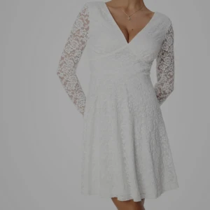 Ny vit klänning. Passar studenten. - Klänning är oandvänd med prislapp kvar. 