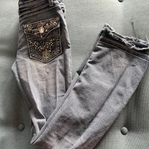 Lågmidjade jeans - Jättefina ljusblåa lågmidjade bootcut jeans som tyvärr är för små för mig så de är inte använda av mig dock så är dom begagnade så de kan har använts av någon annan. Är 167cm och de gick knappt över mina lår så finns inga bilder på hur de sitter, Mått: midjemått: 33cm tvärs över, innreben: 67cm . Ingen lapp på dom så vet inte vart dom är ifårn. Skulle nog säga att de kanske passar nån som är omkring 150cm och att dom är storlek XS. 
