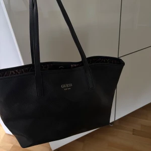 Svart shoppingväska från Guess - Guess väska