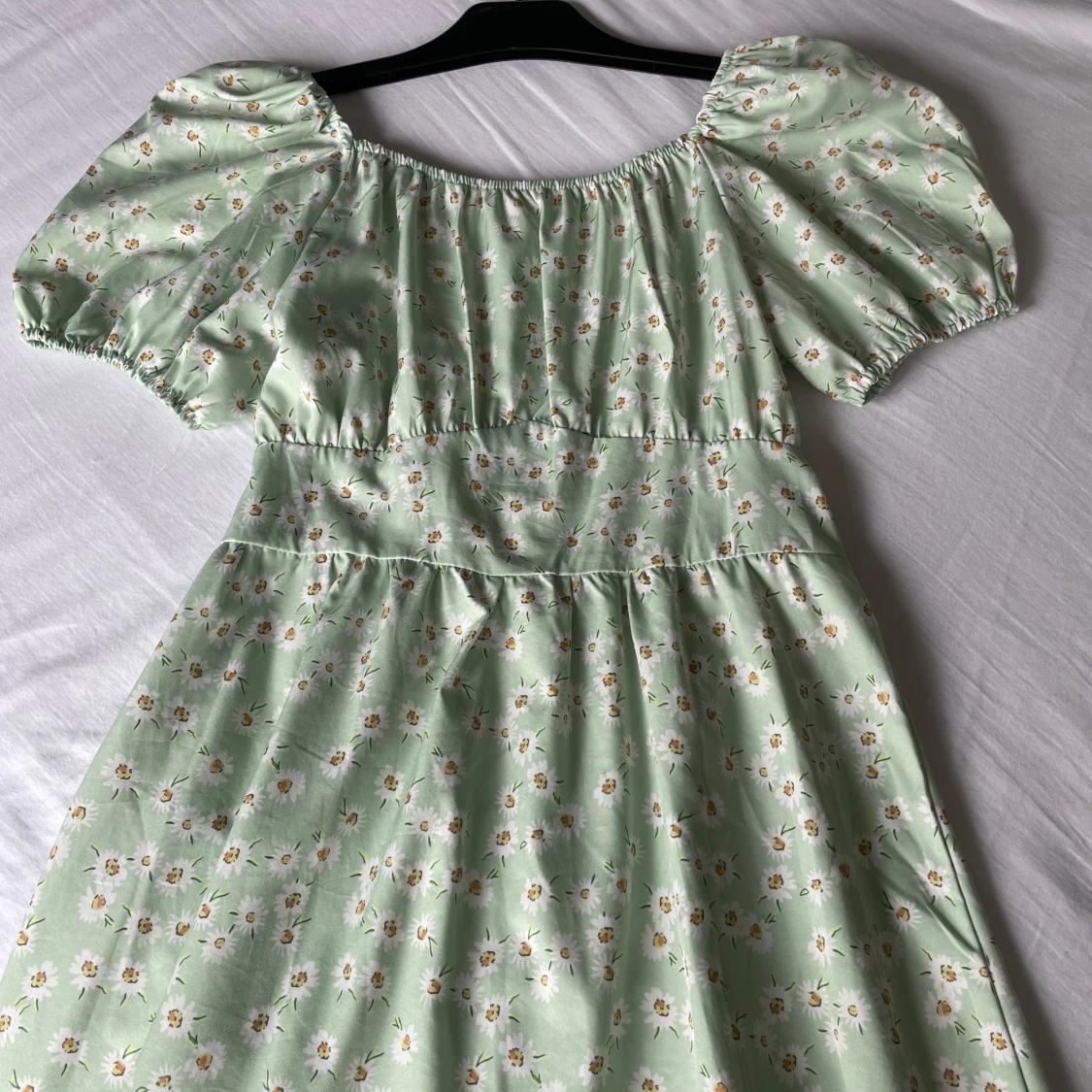 Ljusgrön blommig klänning med puffärmar - 1