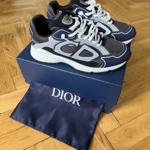 DIOR B30  - Hej säljer ett par dior B30 i skorlek 42 dom är helt nya box och dustbag följer med. 