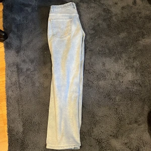 Ljusblå raka jeans från Levi's 501 - Säljer ett par vanliga ljusblå jeans från Levis. Storlek 152 