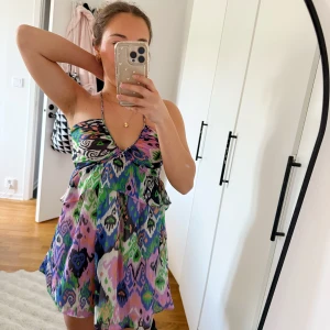Klänning från Zara - Säljer denna oanvända sommarklänning. Den är lite lång i axelbanden på mig. Klänningen är i storlek S men passar även XS.
