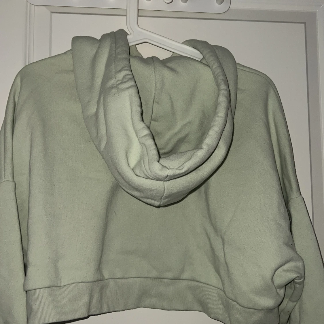 Ljusgrön croppad hoodie - 1