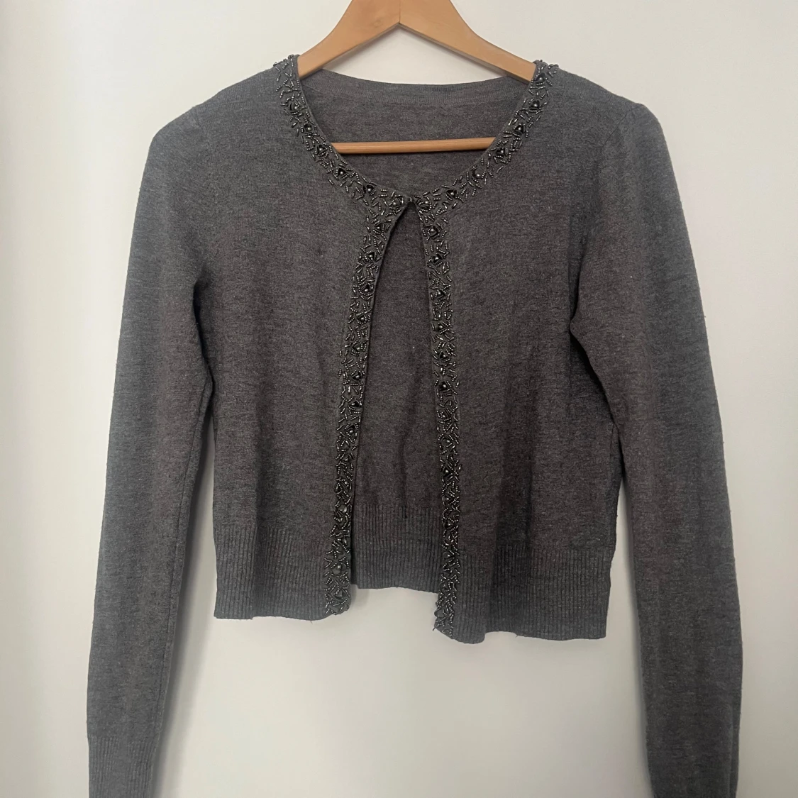 Grå kofta med pärldetaljer - 1