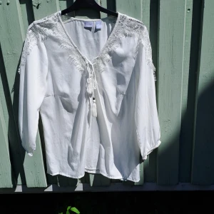 Tunn blus med spets - En tunn spetsblus som ny