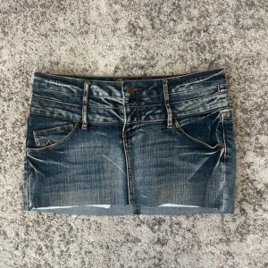 Jeanskjol från Sublevel - Snygg blå jeanskjol från Sublevel med slitna detaljer. Midjemåttet är 39-41cm 😆🐬Perfekt för en trendig och avslappnad look 😙🌸☀️