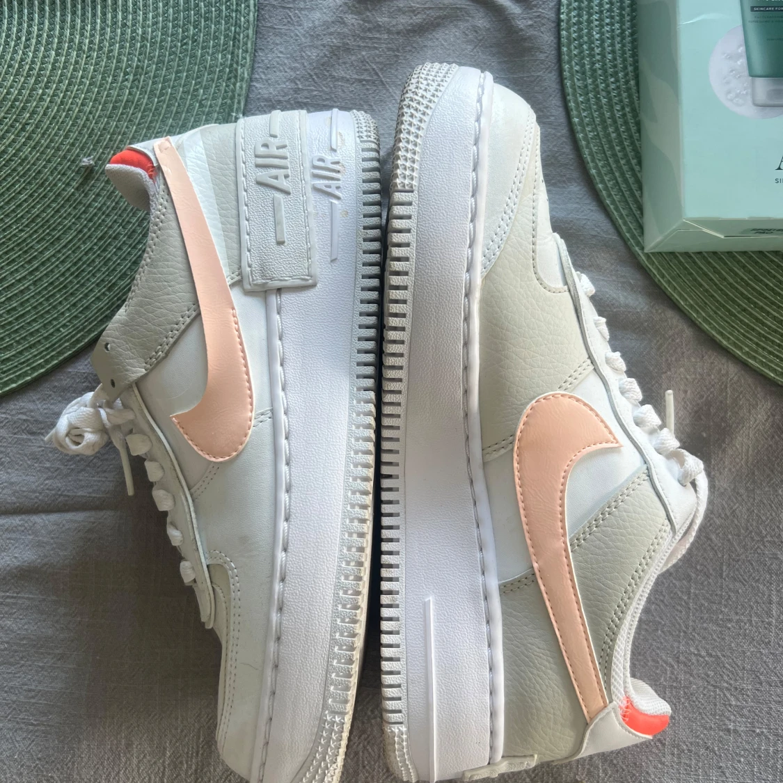 Nike Air Force 1 sneakers med persikofärgad swoosh