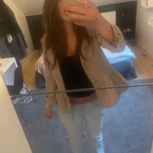 Beige trenchcoat  - Jätte söt trenchcoat från ONLY i storlek S, perfekt till sommaren, säljer då den inte kommer till användning 