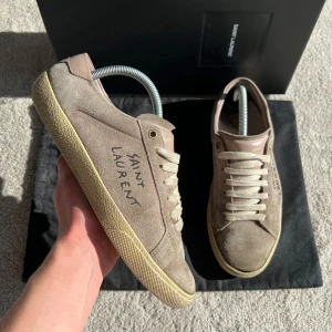 Saint Laurent  - Säljer nu dessa sjukt snygga saint Laurent skor i storlek 41 passar 42 Skick 7,5/10 sulan är lagad hos en skomakare Nypris ligger på 7000kr men mitt pris är endast 1899kr | Ingår box dustbag extra snören tags Fraktar spårbart med PostNord 