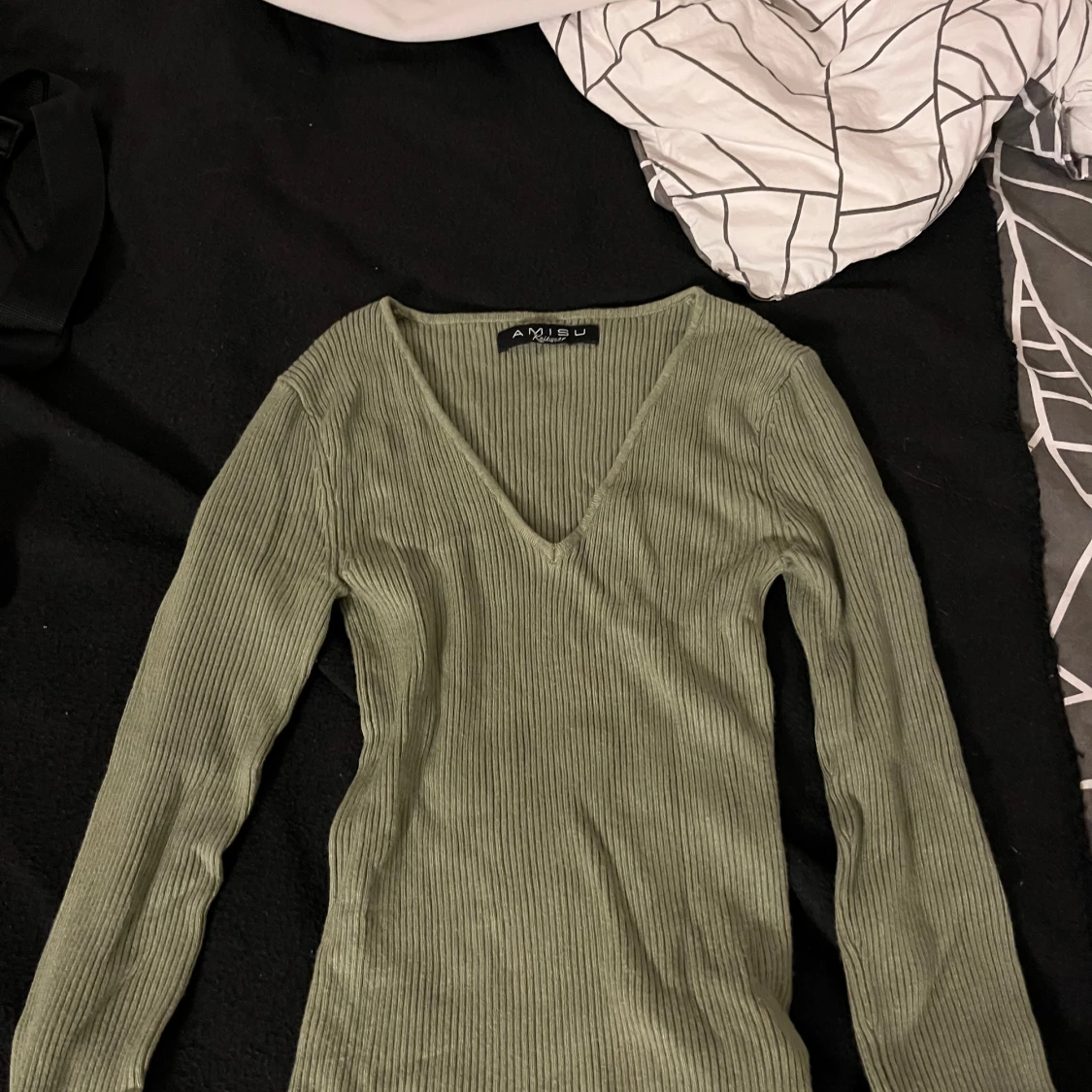 Olivgrön ribbad långärmad tröja från Amisu - 1