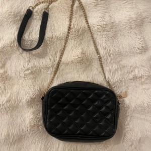 Svart axel väska - Super gullig axelväska med kedje-band från H&M i mycket bra skick! Stängbart och ett litet fack i väskan. Skriv kring frågor eller flera bilder🌟🌟