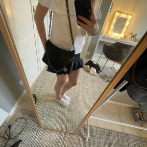 Svart väska - Så snygg svart väska med silver kedja som band!💓inga defekter och använd några gånger! Vet inte vart den kommer ifrån💓på bild 4 ser du en extra kedja som man kan sätta in så att bandet kan bli längre💓