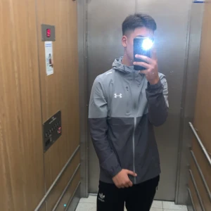 Grå under armour jacka  - Säljer nu min under armour jacka för jag har ej behov av den så jag äger flertal andra under armour jackor